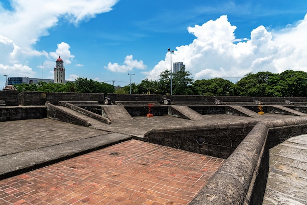 16세기 필리핀 마닐라에서 요새 인트라무로스와 대포 요새 산티아고 건설