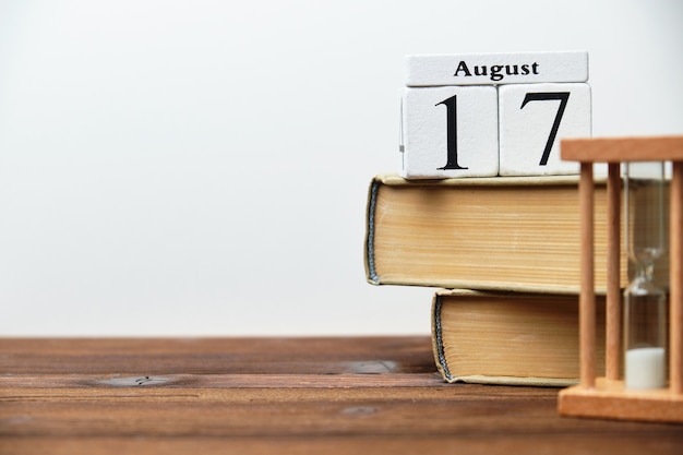 17 augustus zeventiende dag maand kalender concept op houten blokken met kopie ruimte