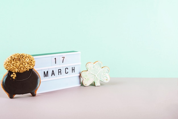 Foto 17 maart is het st. patrick's day. samenstelling van zoete peperkoek op een lichte achtergrond.