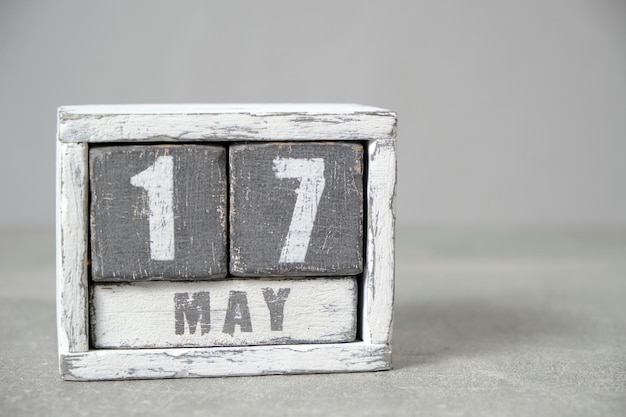 17 mei kalender gemaakt van houten kubussen grijze achtergrond met een lege ruimte voor uw tekst