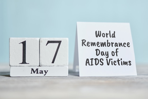 17 zeventiende Wereldherdenkingsdag van AIDS-slachtoffers mei-maandkalenderconcept op houten blokken.