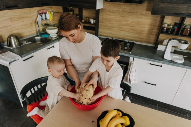 18112018 Vinnitsa Oekraïne de kinderen en hun moeder kneden het deeg om paascake te bakken voor de opstanding van de Heer