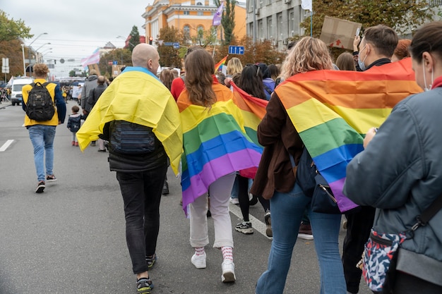 19 september 2021, Kiev, Oekraïne. Mensen op mars van trots met heldere regenboogsymbolen
