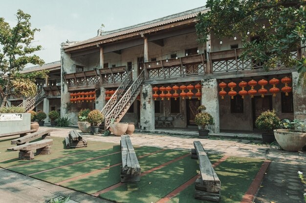 태국 방콕에 레스토랑 상점과 신사가 있는 복합 복합 단지로 복원된 19세기 중국 맨션