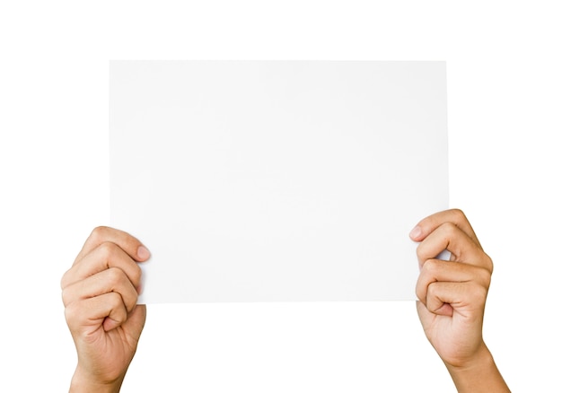 2 mani che tengono e si alzano carta bianca per lo spazio della copia e aggiungere testo su sfondo bianco. questa foto è isolata e ha un tracciato di ritaglio.