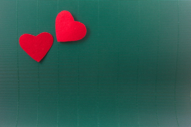 2 cuori con sfondo verde, concetto di san valentino