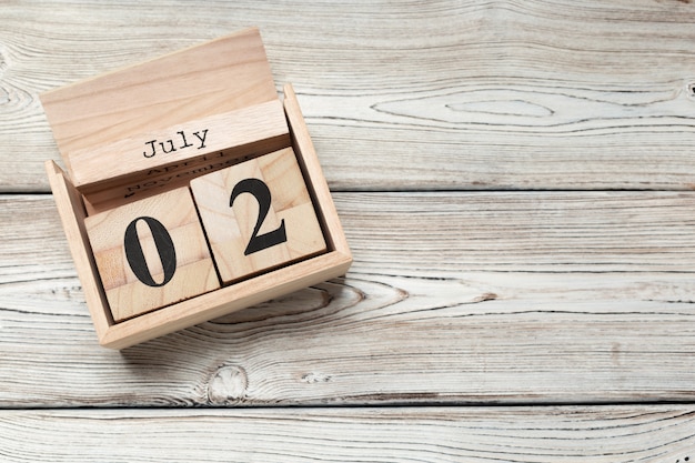 2 juli houten, vierkante kalender. zakenreis of vakantieplanning
