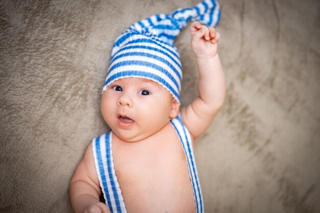 2 maanden oude babyjongen portret Aanbiddelijke pasgeboren babyjongen die naar de camera kijkt