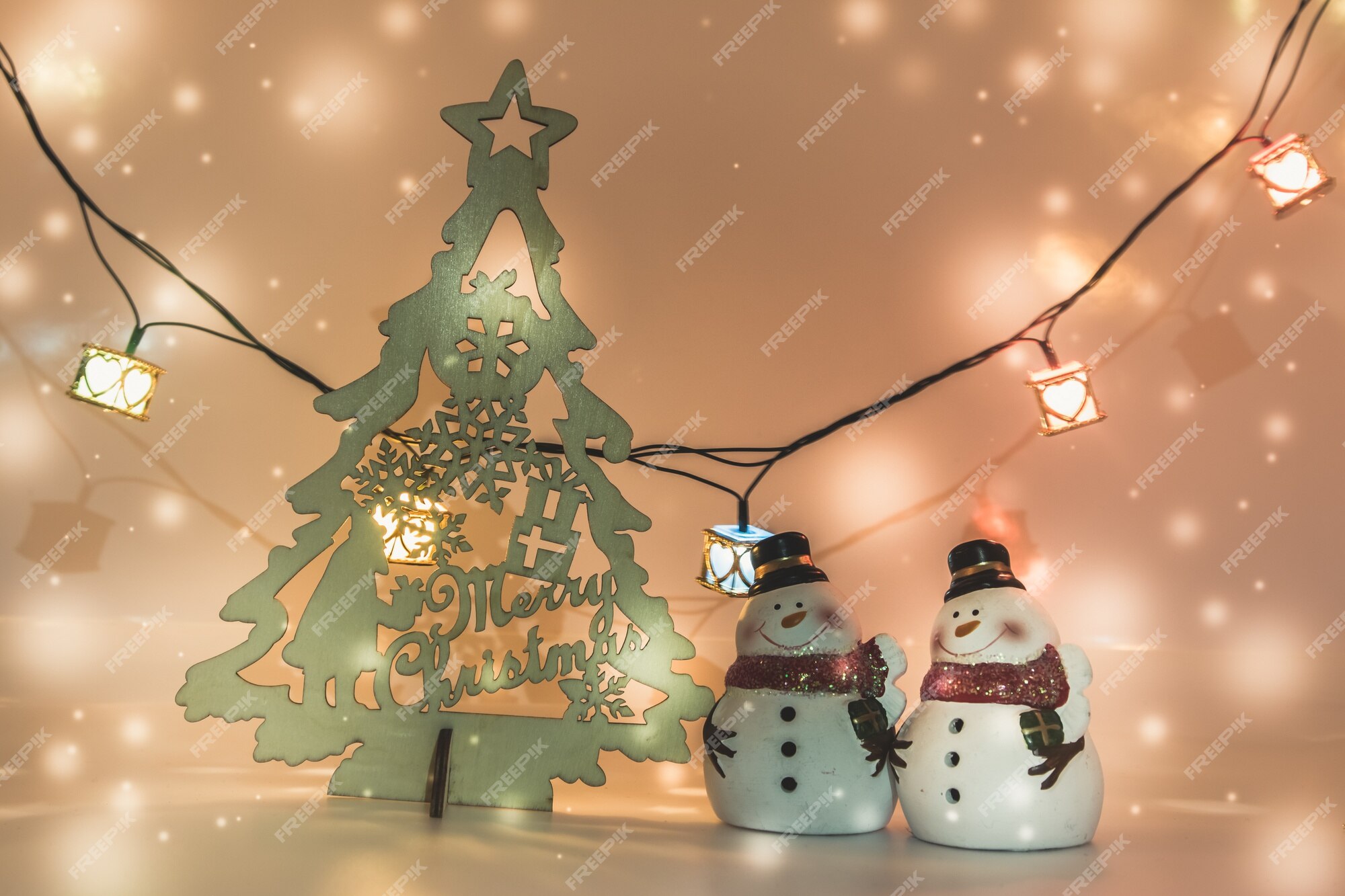 Hãy đến với hình ảnh cây thông Noel trang trí tuyệt đẹp này để đắm chìm trong không khí Giáng sinh ấm áp! Khám phá những chiếc đèn lấp lánh và những món đồ trang trí đáng yêu, cùng cảm nhận sức sống của mùa lễ hội tràn ngập khắp nơi.
