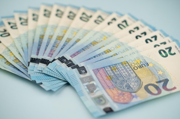 20 euro biljetten op een blauwe achtergrond.