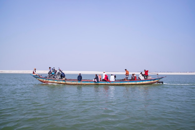 20 januari 2023 Traditionele reisboot in de Padma rivier, Bangladesh