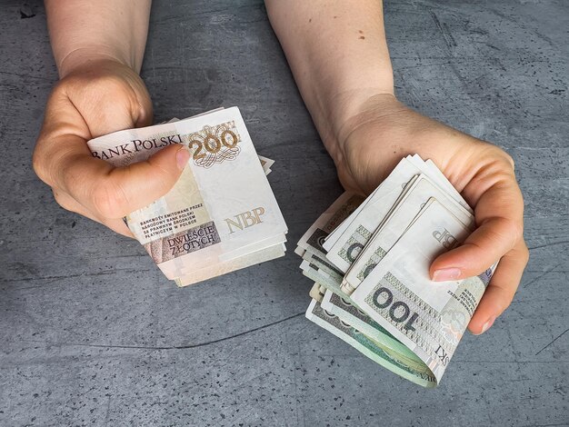 200 oln geld in de hand van vrouwen geld Poolse zloty financieel concept