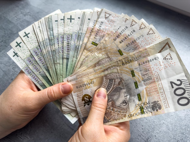 200 oln geld in de hand van vrouwen geld Poolse zloty financieel concept