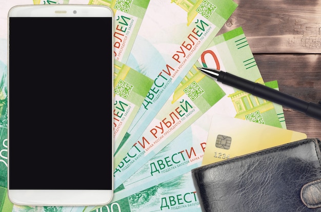 200 rubli russi e smartphone con borsa e carta di credito