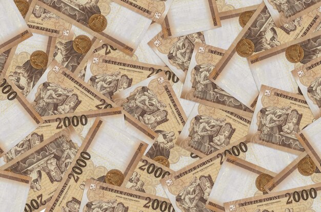 2000 hongaarse forintbiljetten liggen op een grote stapel. rijke leven conceptuele achtergrond. veel geld