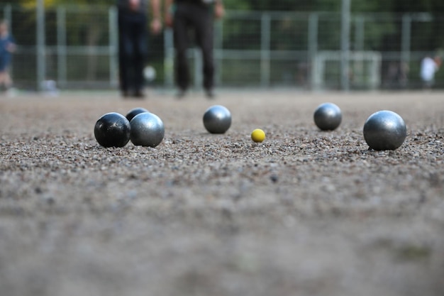 - palle da petanque del 2006 e piccolo jack giallo sul campo di petanque