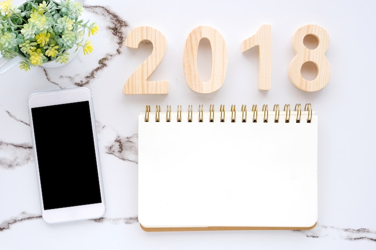 Foto 2018 houten brieven met slimme telefoon