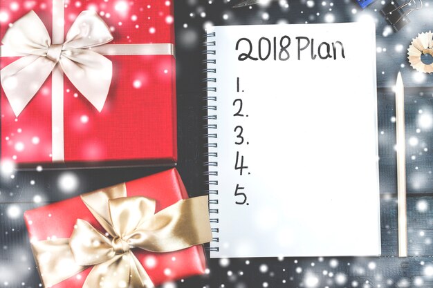 2018 Plan tekst op notebookpapier met geschenkdoos voor bedrijfsconcept.