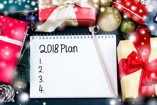 2018 Plan tekst op notebookpapier met geschenkdoos voor bedrijfsconcept.