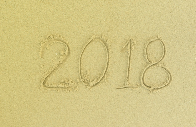 写真 2018年の砂浜での砂の書き込み。幸せな年。