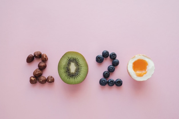 2020 gemaakt van gezond voedsel op roze pastel achtergrond, healhty nieuwjaarsresolutie dieet en levensstijl