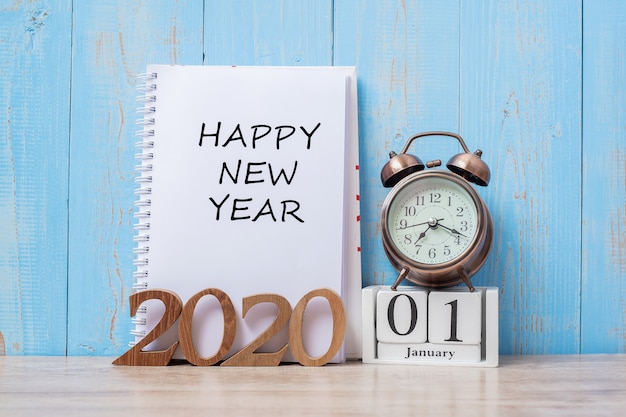 2020新年あけましておめでとうございます、ノートブック、レトロな目覚まし時計、木製の番号。
