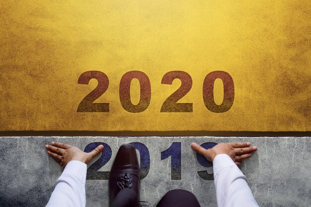 2020 jaar concept. Bovenaanzicht van zakenman op startlijn, klaar voor nieuwe zakelijke uitdaging