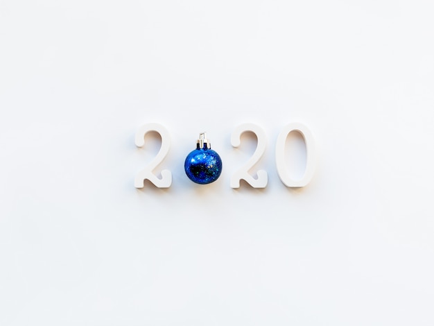 2020 met sterrenhemel blauwe bal. Nummer 2020 op wit exemplaar met decoratieve bal