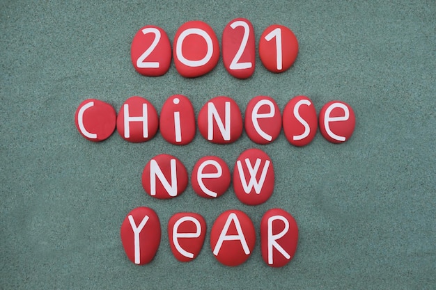 写真 2021年中国新年は緑の砂の上に赤い色の石の文字の構成で祝われます