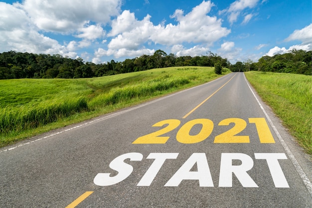 2021 anno nuovo viaggio su strada e concetto di visione futura. paesaggio naturale con strada autostradale che porta alla celebrazione del felice anno nuovo all'inizio del 2021 per un inizio fresco e di successo.