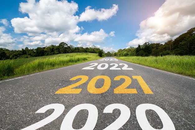 2021 anno nuovo viaggio su strada e concetto di visione futura. paesaggio naturale con strada autostradale che porta alla celebrazione del felice anno nuovo all'inizio del 2021 per un inizio fresco e di successo.