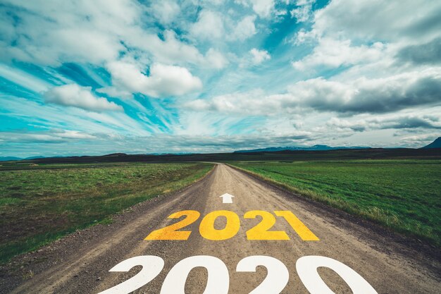 Новогоднее путешествие 2021 года и концепция видения будущего. Природный пейзаж с шоссе, ведущим к празднованию Нового года в начале 2021 года для нового и успешного начала.