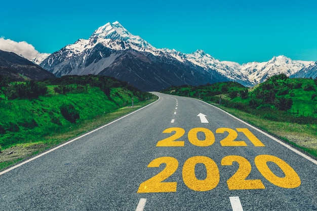 2021 anno nuovo viaggio su strada e concetto di visione futura. paesaggio naturale con strada autostradale che porta alla celebrazione del felice anno nuovo all'inizio del 2021 per un inizio fresco e di successo.