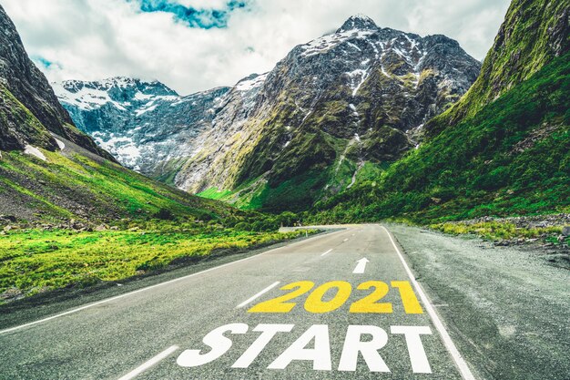 2021 Nieuwjaar road trip reizen en toekomstvisie concept. Natuurlandschap met snelwegweg die leidt naar een gelukkig nieuwjaarsfeest begin 2021 voor een frisse en succesvolle start.
