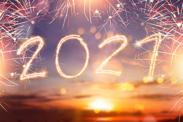 La scritta 2021 brilla di un brillante. felice anno nuovo 2021