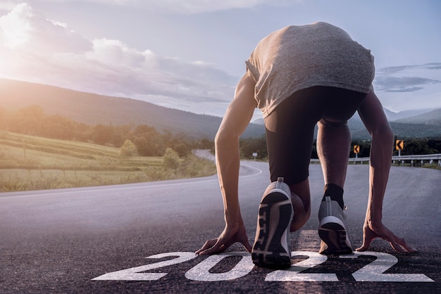 2022 achtergrond. Runner voeten lopen op weg close-up op schoen. Concept vanaf 2022.