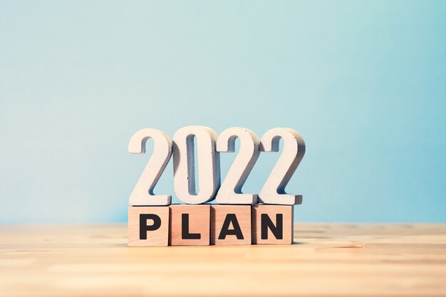2022 businessplan met tekst op houten box.vision naar success.goal en managementconcepten