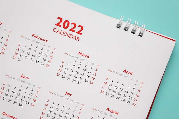 Pagina del calendario 2022 su sfondo blu concetto di riunione di appuntamento per la pianificazione aziendale