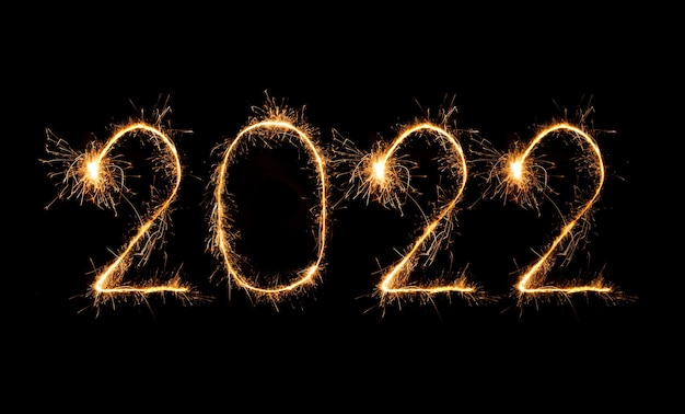 2022 gelukkig nieuwjaar vuurwerk geschreven sprankelende sterretjes 's nachts