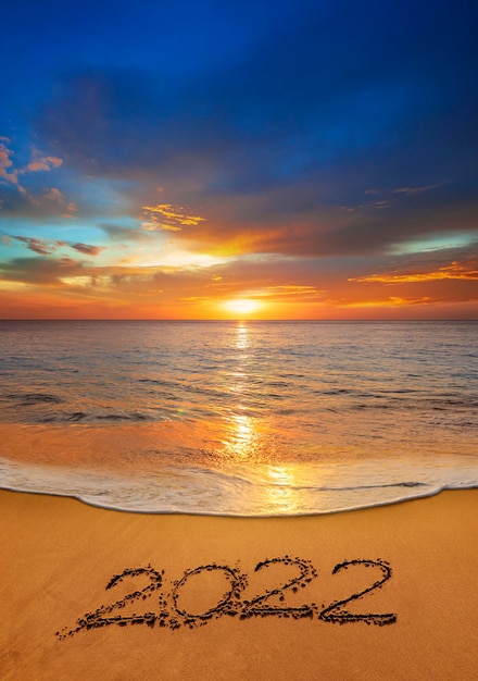 사진 2022 새해 복 많이 받으세요 오는 개념 해변에서 필기