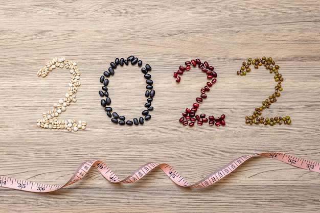 2022年の新年と有機豆の新しいあなた。テーブルの上の赤、黒、白、緑、Adlay。目標、健康、モチベーション、解決、減量、ダイエット、世界食料デーのコンセプト