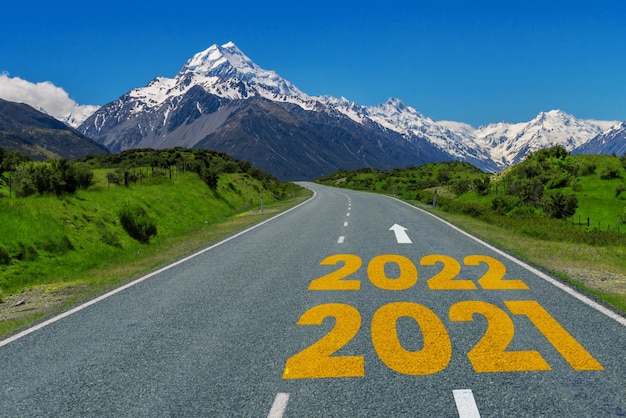 Viaggio su strada di capodanno 2022 e concetto di visione futura