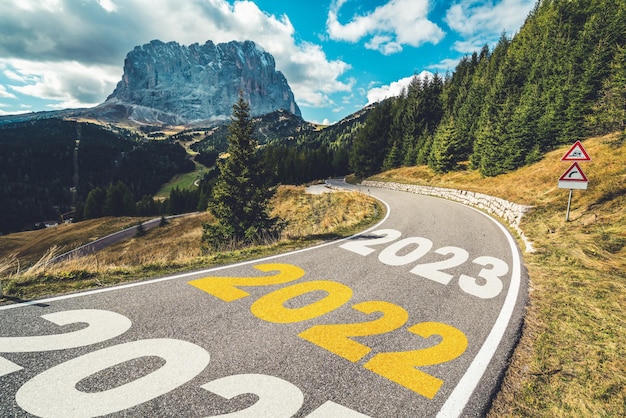 2022년 새해 로드 트립 여행 및 미래 비전 개념