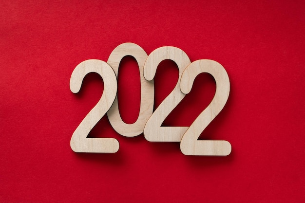 2022 числа, лежащие на красном бумажном фоне с тенями Низкий угол обзора