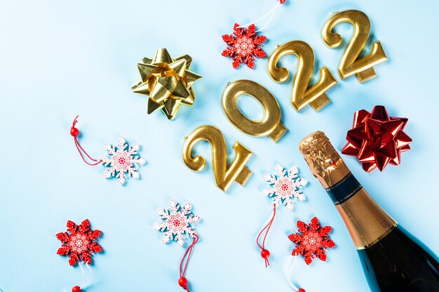 2022 nummer met champagnefles en decor. Gelukkig nieuwjaar en feestelijk concept. Bovenste horizontale weergave, copyspace. Nieuwjaar plat. Kerst flatlay. Nieuw jaar 2022. Nieuw jaarconcept.