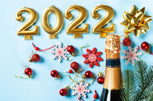 2022 nummer met champagnefles en decor. Gelukkig nieuwjaar en feestelijk concept. Bovenste horizontale weergave, copyspace. Nieuwjaar plat. Kerst flatlay. Nieuw jaar 2022. Nieuw jaarconcept.