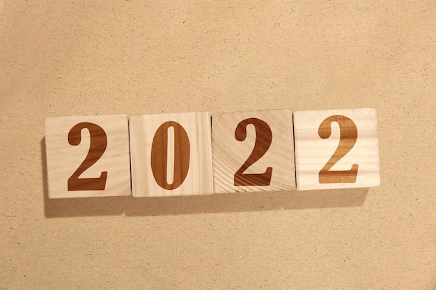 2022 op de houten kubus. Gelukkig nieuwjaar 2022