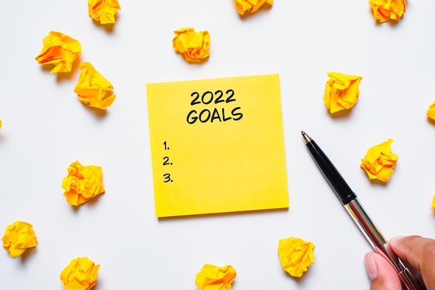 Risoluzioni 2022, piani di obiettivi nella vita, affari, primo piano dell'uomo che scrive e si prepara per il nuovo anno 2022