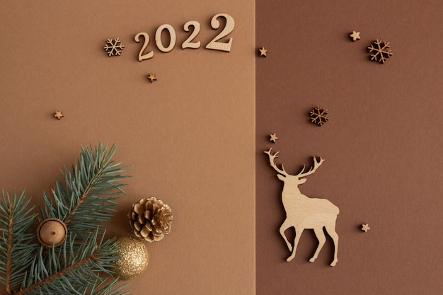 2022 Stijlvolle kerstcompositie op een bruine en beige achtergrond, houten hertenkopieerruimte