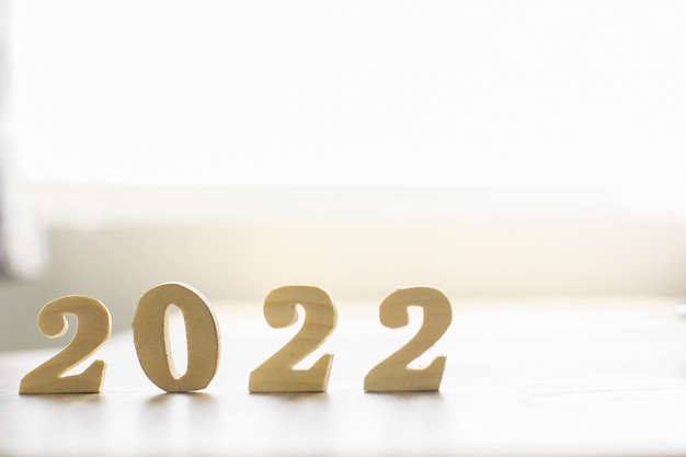 写真 新年のコンセプトのためのぼやけた背景を持つ2022年の木材番号